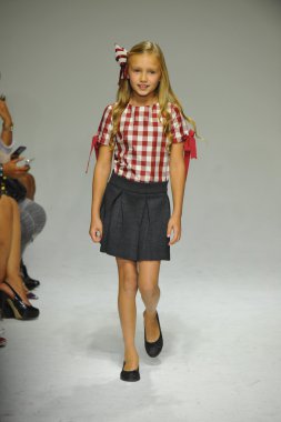 Modeli pist Parsons önizleme sırasında yürür.