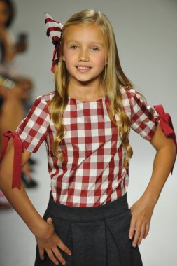 Modeli pist Parsons önizleme sırasında yürür.