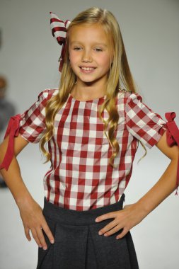 Modeli pist Parsons önizleme sırasında yürür.