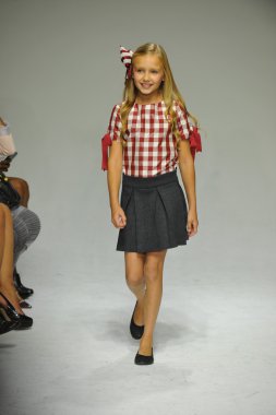 Modeli pist Parsons önizleme sırasında yürür.