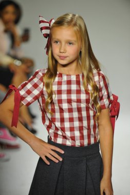 Modeli pist Parsons önizleme sırasında yürür.