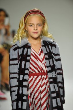 Modeli pist Parsons önizleme sırasında yürür.