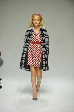 Modeli pist Parsons önizleme sırasında yürür.