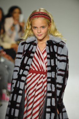 Modeli pist Parsons önizleme sırasında yürür.