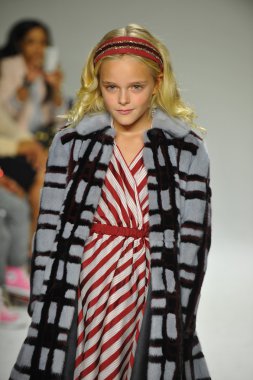 Modeli pist Parsons önizleme sırasında yürür.