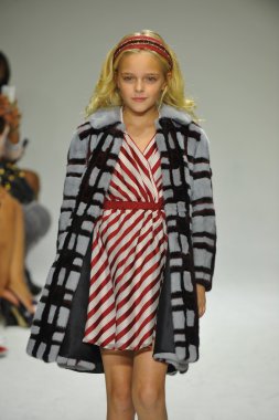 Modeli pist Parsons önizleme sırasında yürür.