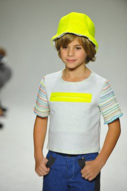 Modeli pist Parsons önizleme sırasında yürür.