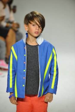 Modeli pist Parsons önizleme sırasında yürür.