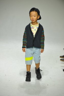 Modeli pist Parsons önizleme sırasında yürür.