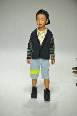 Modeli pist Parsons önizleme sırasında yürür.