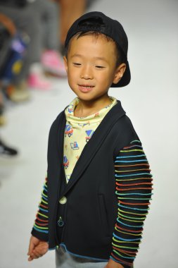 Modeli pist Parsons önizleme sırasında yürür.