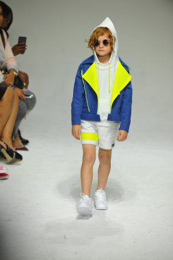 Modeli pist Parsons önizleme sırasında yürür.