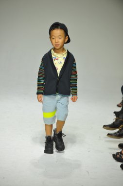 Modeli pist Parsons önizleme sırasında yürür.