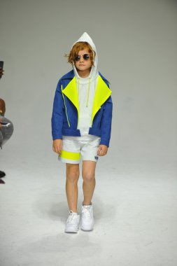 Modeli pist Parsons önizleme sırasında yürür.