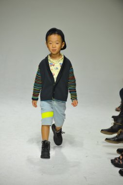 Modeli pist Parsons önizleme sırasında yürür.