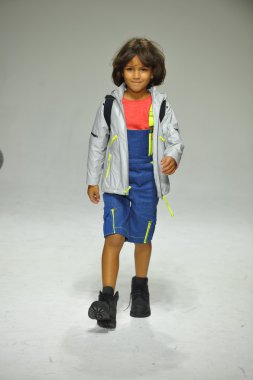 Modeli pist Parsons önizleme sırasında yürür.