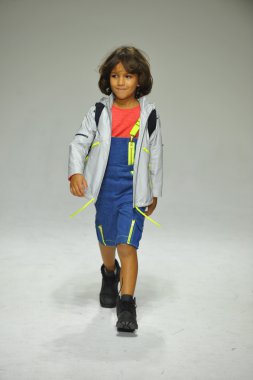 Modeli pist Parsons önizleme sırasında yürür.