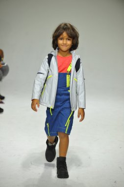 Modeli pist Parsons önizleme sırasında yürür.