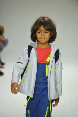 Modeli pist Parsons önizleme sırasında yürür.