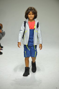 Modeli pist Parsons önizleme sırasında yürür.