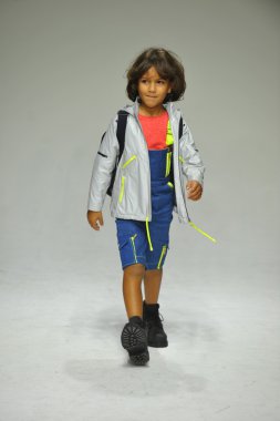 Modeli pist Parsons önizleme sırasında yürür.