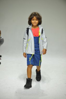 Modeli pist Parsons önizleme sırasında yürür.