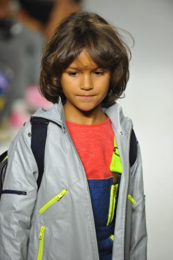 Modeli pist Parsons önizleme sırasında yürür.