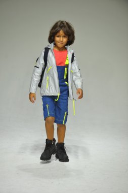 Modeli pist Parsons önizleme sırasında yürür.