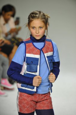 Modeli pist Parsons önizleme sırasında yürür.