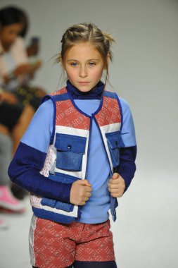 Modeli pist Parsons önizleme sırasında yürür.