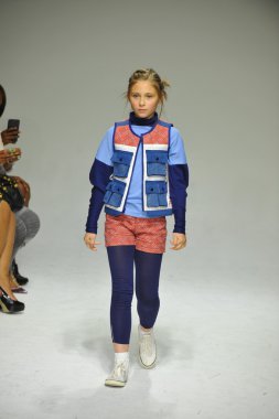 Modeli pist Parsons önizleme sırasında yürür.