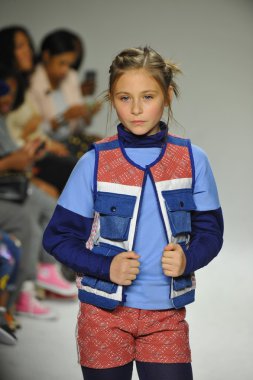 Modeli pist Parsons önizleme sırasında yürür.