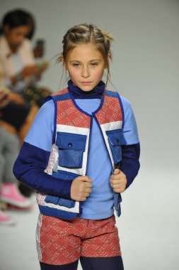 Modeli pist Parsons önizleme sırasında yürür.