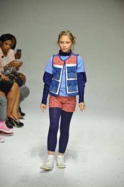 Modeli pist Parsons önizleme sırasında yürür.