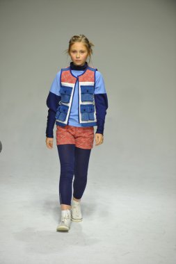 Modeli pist Parsons önizleme sırasında yürür.