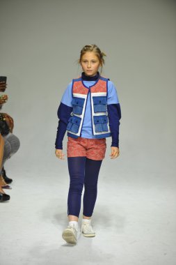 Modeli pist Parsons önizleme sırasında yürür.