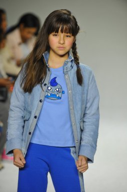 Modeli pist Parsons önizleme sırasında yürür.