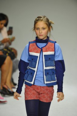 Modeli pist Parsons önizleme sırasında yürür.