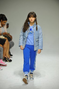 Modeli pist Parsons önizleme sırasında yürür.