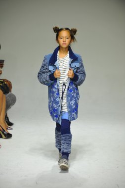 Modeli pist Parsons önizleme sırasında yürür.