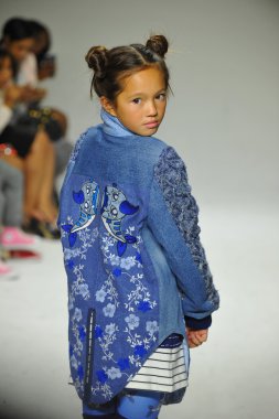 Modeli pist Parsons önizleme sırasında yürür.