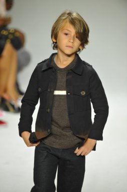 Modeli pist Parsons önizleme sırasında yürür.