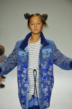 Modeli pist Parsons önizleme sırasında yürür.