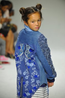 Modeli pist Parsons önizleme sırasında yürür.