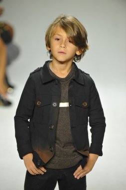 Modeli pist Parsons önizleme sırasında yürür.