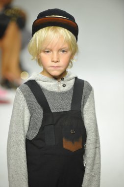 Modeli pist Parsons önizleme sırasında yürür.