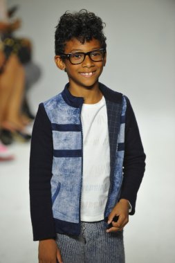 Modeli pist Parsons önizleme sırasında yürür.