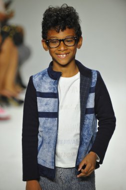 Modeli pist Parsons önizleme sırasında yürür.