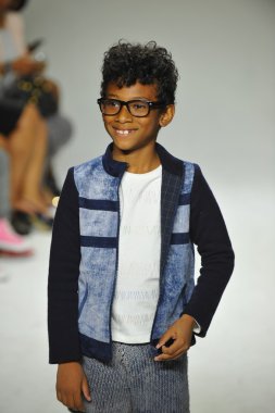 Modeli pist Parsons önizleme sırasında yürür.