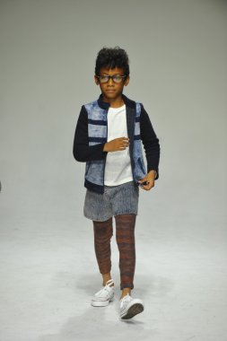 Modeli pist Parsons önizleme sırasında yürür.